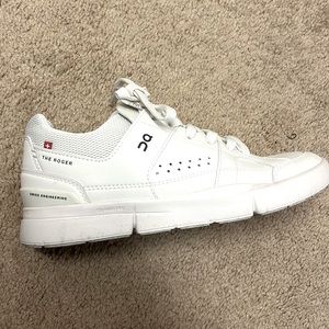 On Cloud The Roger Sneaker Women’s size 7.5